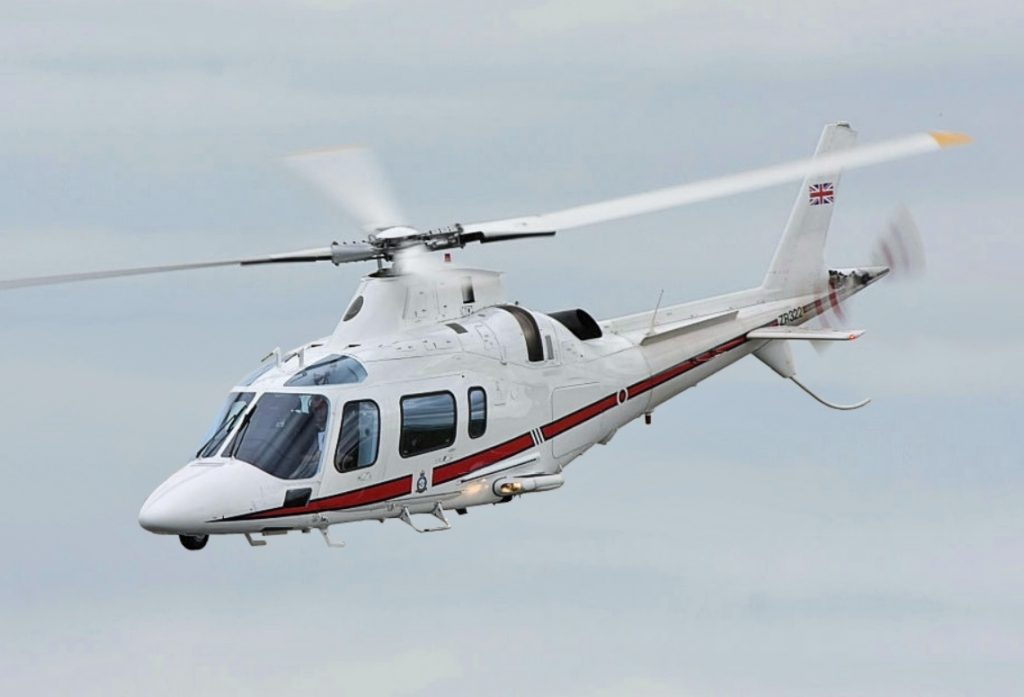 AgustaWestland AW109E surcando los cielos, ofreciendo un viaje rápido y eficiente a destinos de todo el mundo.
