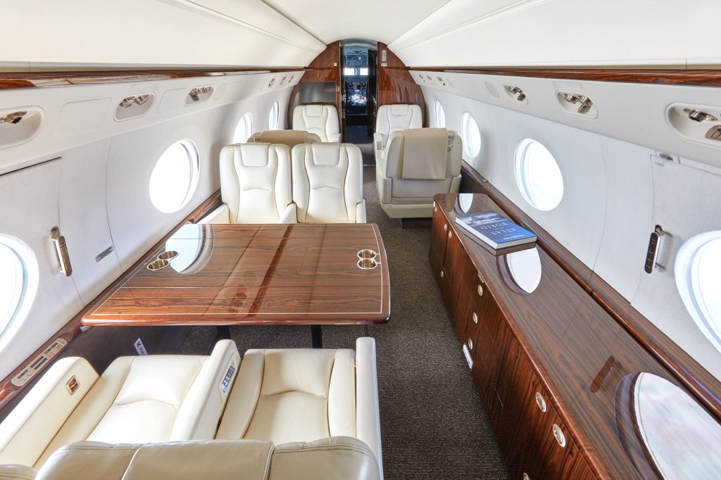 Interior lujoso y espacioso del Gulfstream G550,