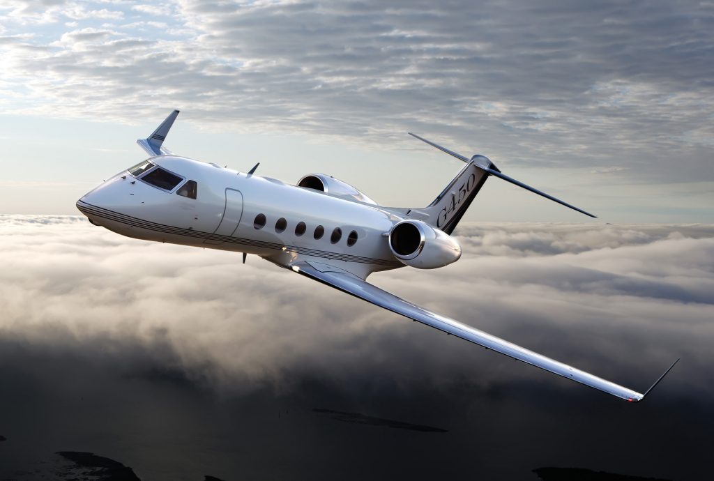 Gulfstream G450 volando por encima de las nubes, ofreciendo un viaje rápido y eficiente a destinos de todo el mundo.