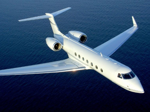 Gulfstream GIV surcando las nubes, ofreciendo un viaje rápido y eficiente a destinos de todo el mundo.