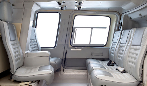 Interior espacioso y confortable de un helicóptero Bell 206, ideal para disfrutar de tours panorámicos.