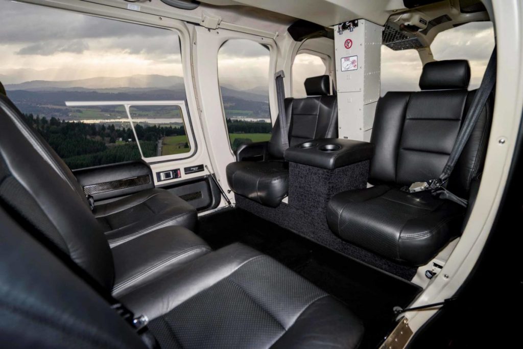 Espaciosa y confortable cabina del helicóptero Bell 407,