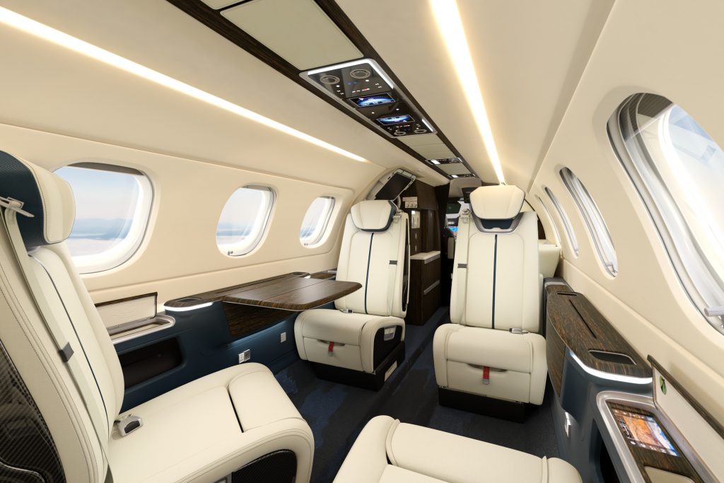Interior espacioso y lujoso del Phenom 300, ideal para viajes de negocios o placer con hasta 8 pasajeros.