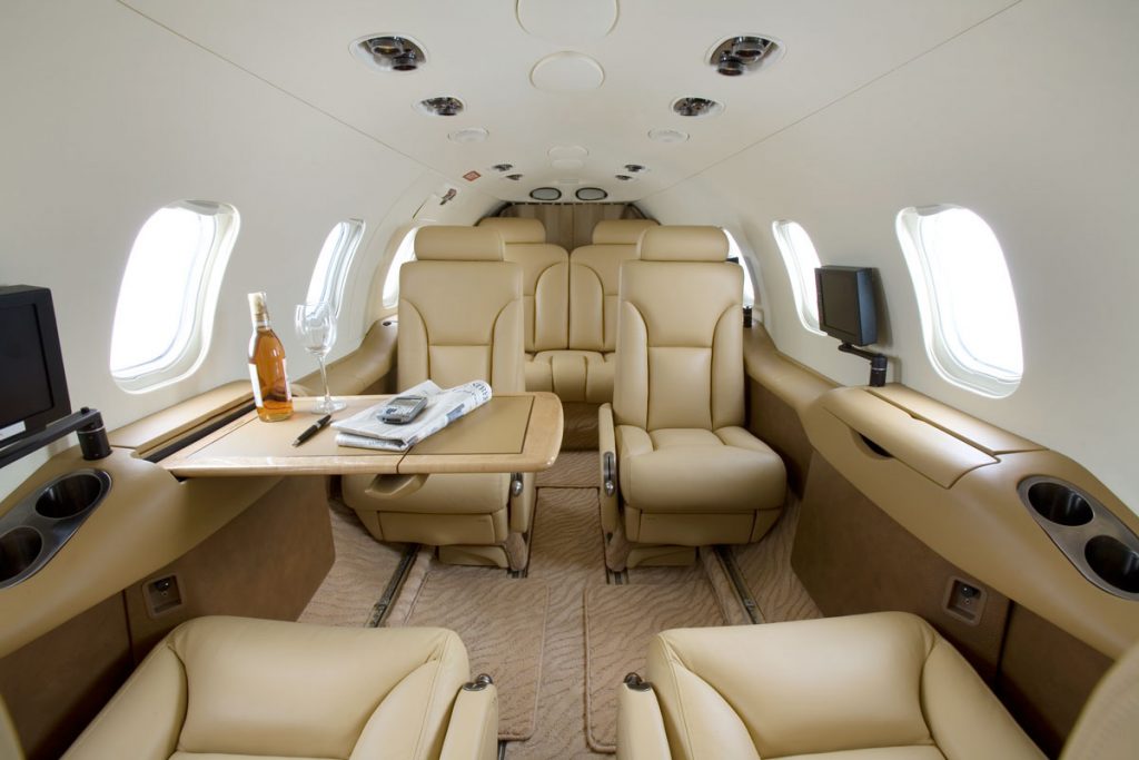 Interior confortable y elegante del Learjet 31,