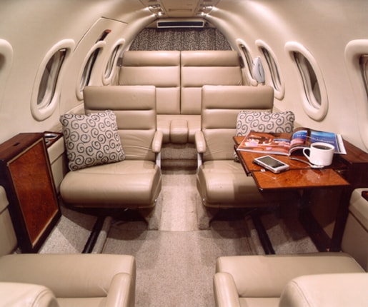 Interior clásico y confortable del Learjet 35, ideal para viajes de negocios o placer con hasta 8 pasajeros.