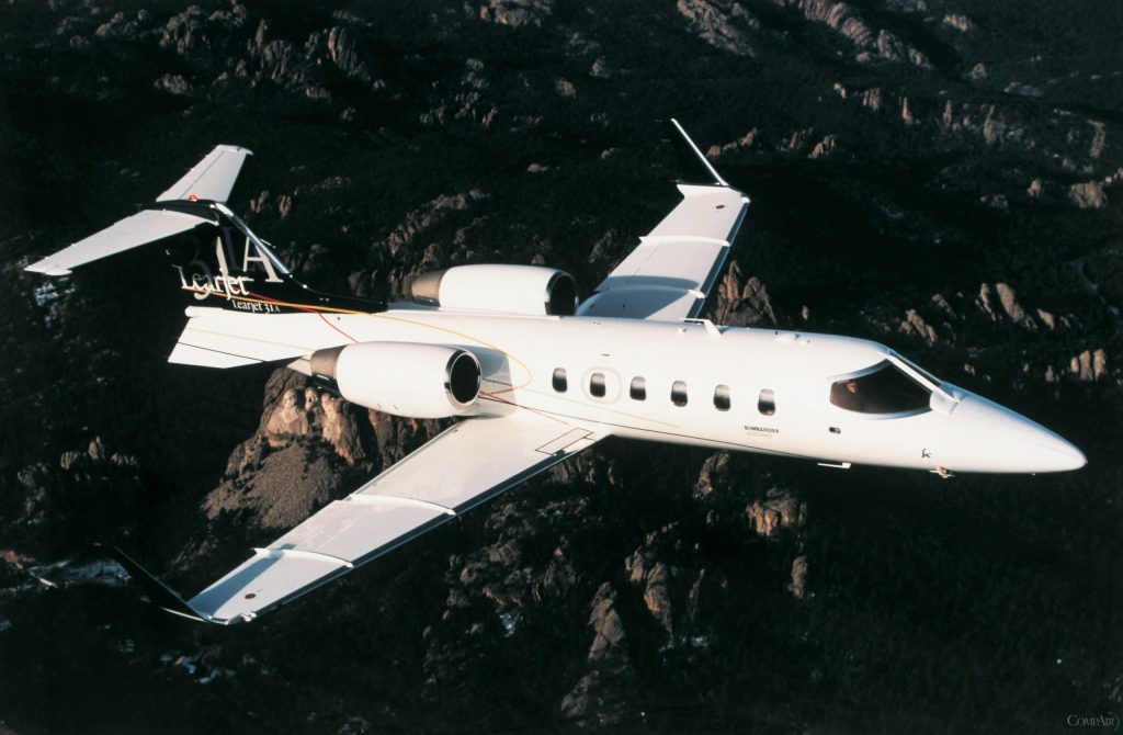 Learjet 31 surcando las nubes, ofreciendo un viaje rápido y eficiente a destinos de todo el mundo.