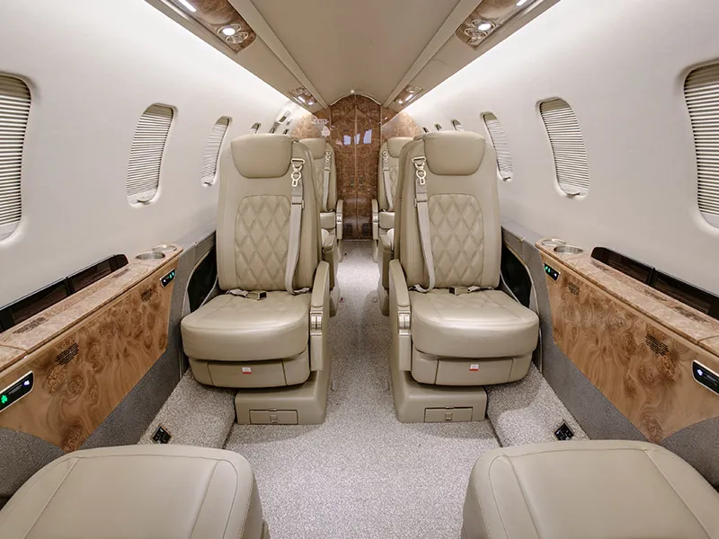 Interior confortable y espacioso del Learjet 45, ideal para viajes de negocios o placer con hasta 9 pasajeros.