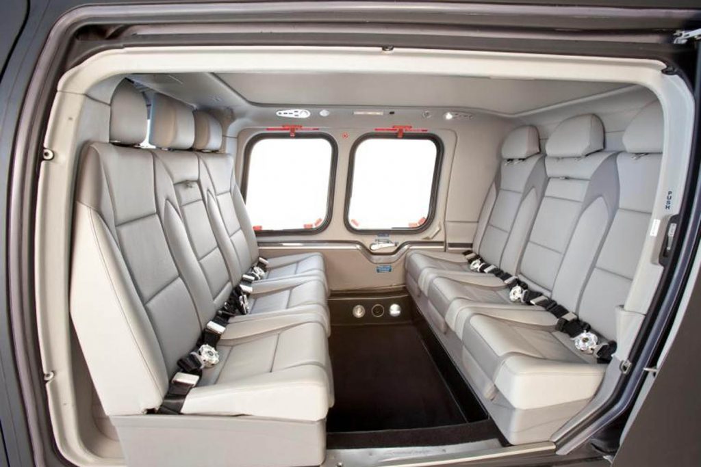Interior moderno y elegante del AgustaWestland AW109E, ideal para viajes de negocios o placer con hasta 8 pasajeros.