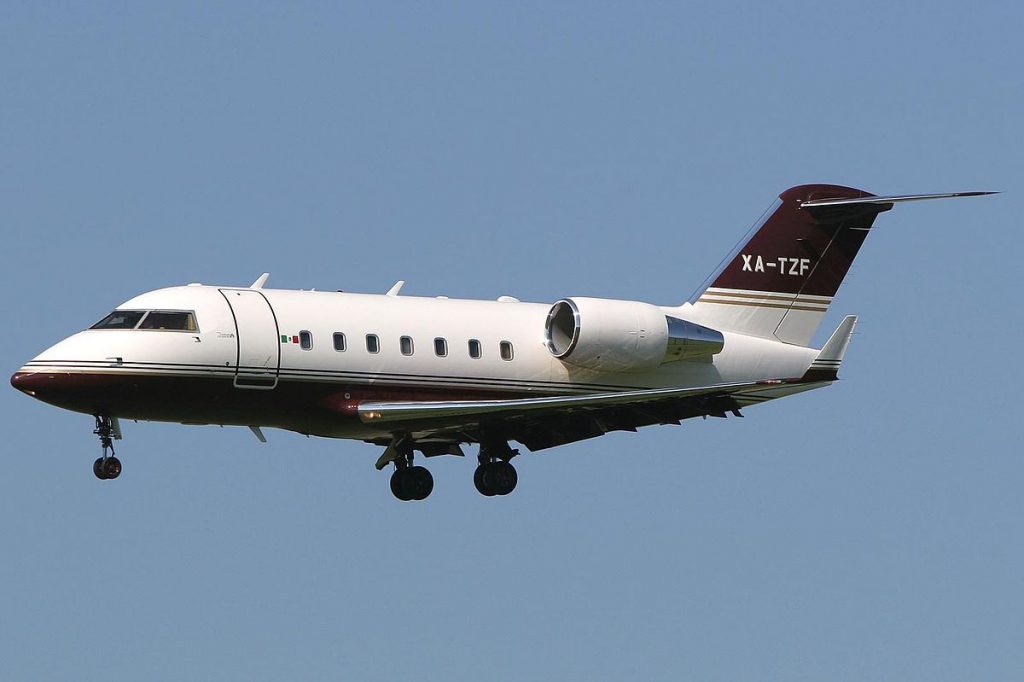 Challenger 600 volando por encima de las nubes, ofreciendo un viaje transcontinental rápido y eficiente.