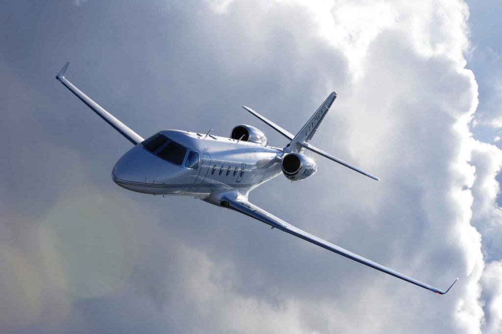 Gulfstream G150 surcando las nubes, ofreciendo un viaje rápido y eficiente a destinos de todo el mundo.