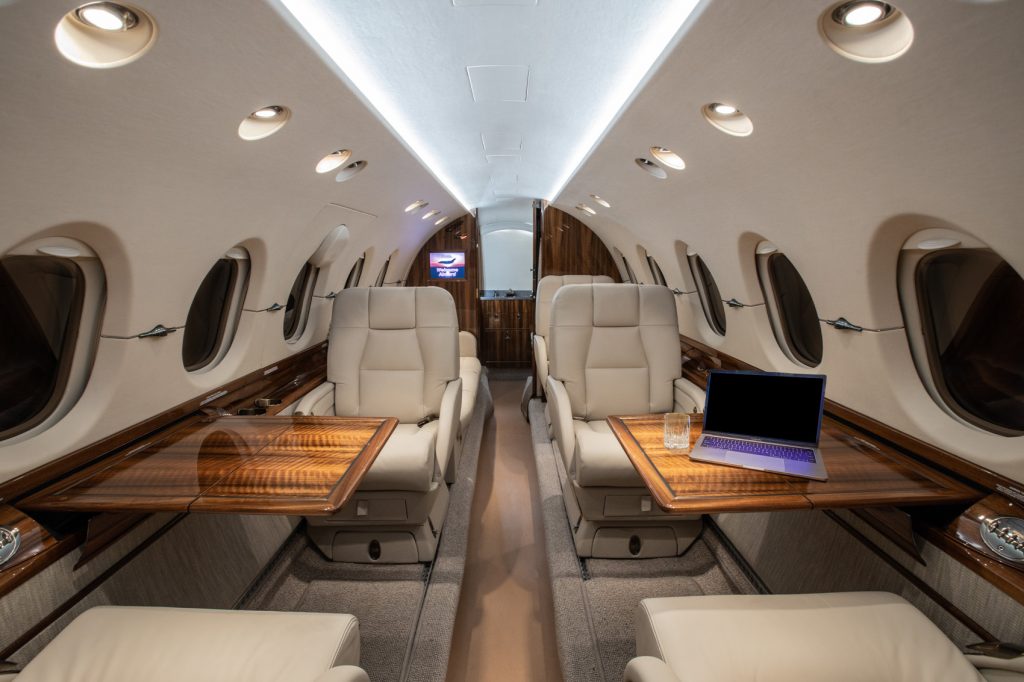 Interior confortable y elegante del Hawker 800, ideal para viajes de negocios o placer con hasta 8 pasajeros.
