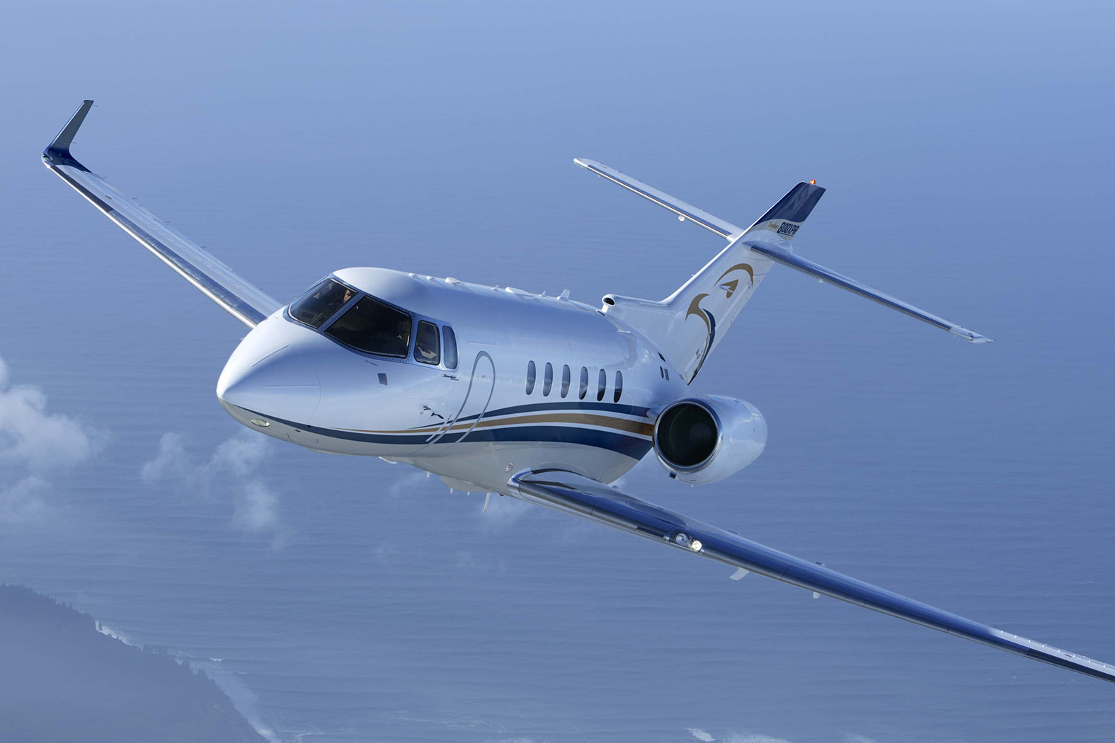 Hawker 800 surcando las nubes, ofreciendo un viaje rápido y eficiente a destinos de todo el mundo.