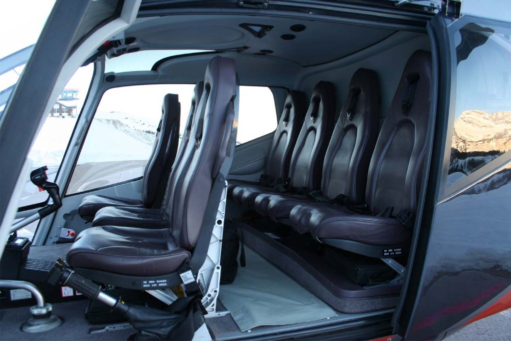 Interior espacioso y confortable de un helicóptero Airbus B4, ideal para viajes de negocios o placer.