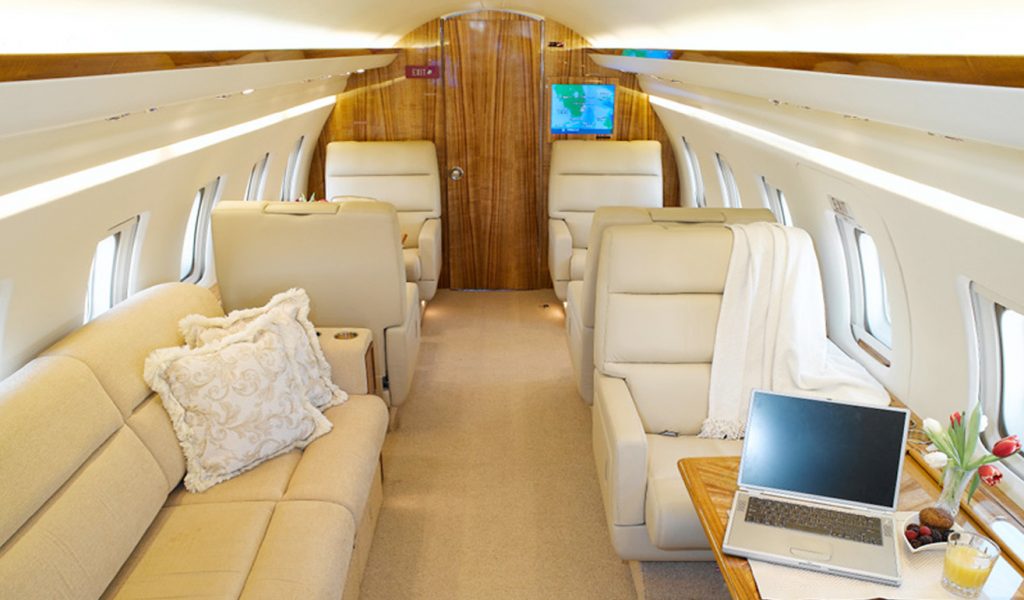 Interior espacioso y lujoso del Challenger 600, ideal para viajes de negocios o placer con hasta 12 pasajeros.