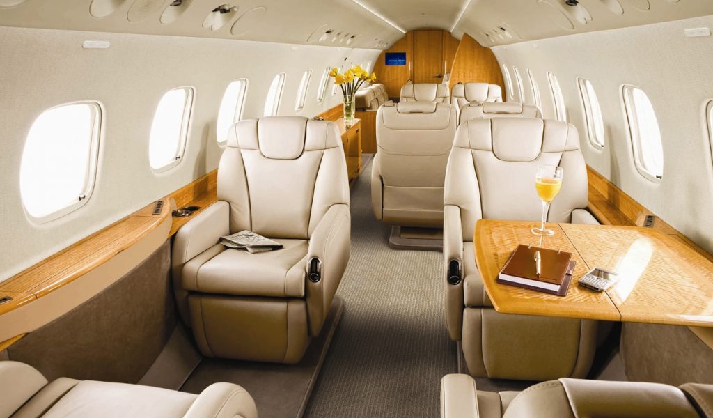 Interior lujoso y confortable del Legacy 600, ideal para viajes de negocios o placer con hasta 8 pasajeros.
