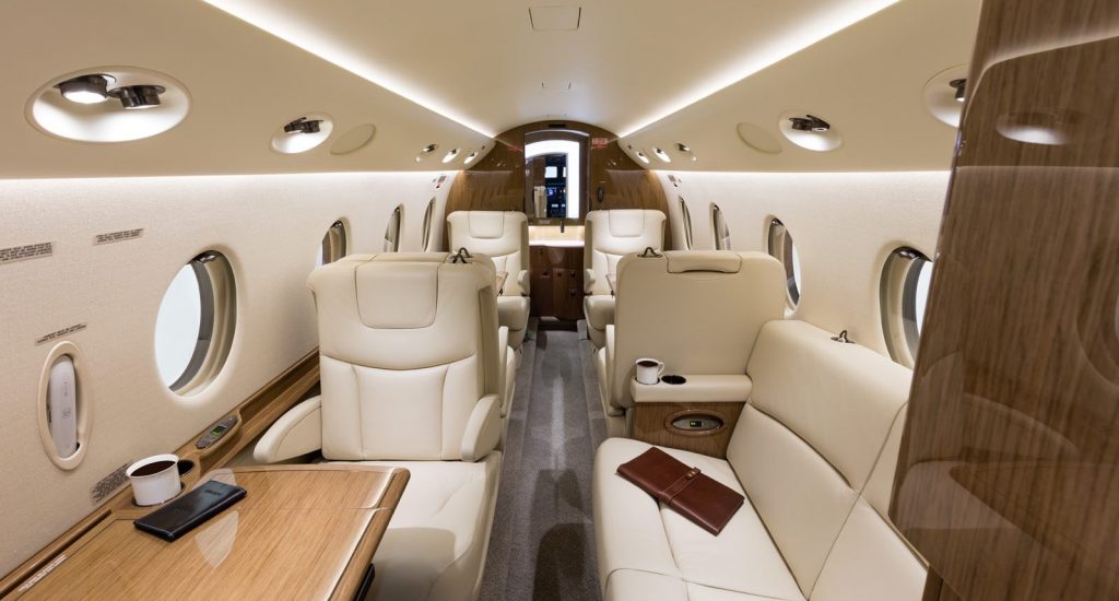 Interior confortable y elegante del Gulfstream G150, ideal para viajes de negocios o placer con hasta 8 pasajeros.