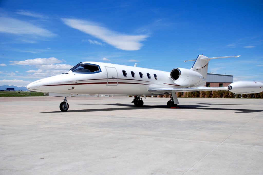 Learjet 35 surcando las nubes, ofreciendo un viaje rápido y eficiente a destinos de todo el mundo.