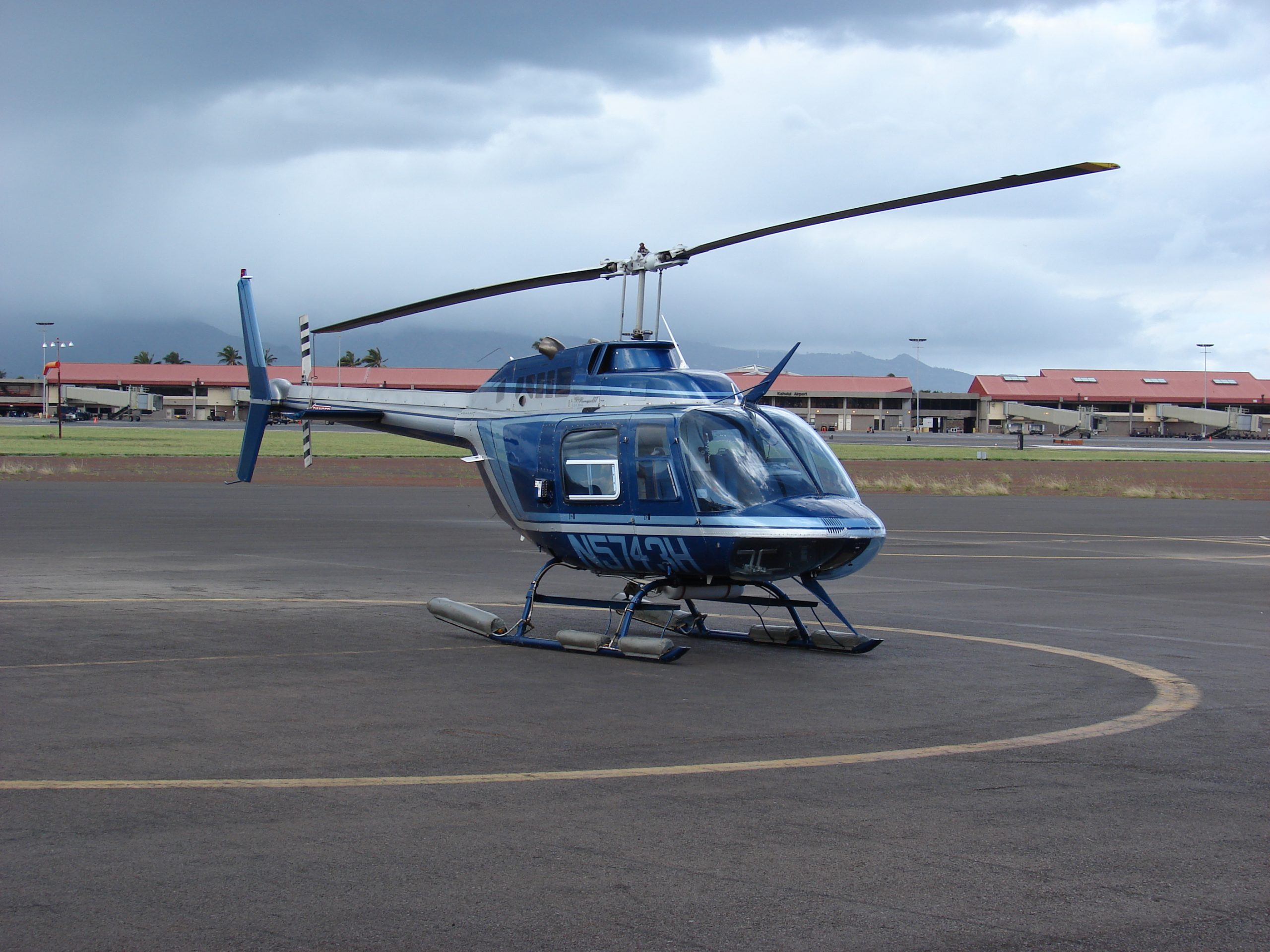 Descubre la mejor comodidad en vuelos privados con un helicóptero bell 206